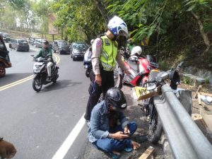 Terlalu Mepet di Jalan Menikung Pemotor Tabrak Pembatas Jalan