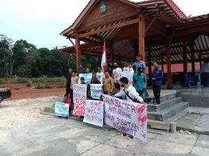 Dukuh Diduga Selingkuh Warga Sumbertetes Geruduk Balai Kalurahan Patuk