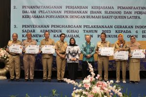 Bupati Sleman Serahkan Penghargaan Pelaksanaan Gerakan Indonesia Sadar Adminduk Tahun 2023
