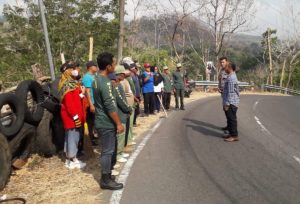 Kurangi Resiko Laka Lantas Clongop, Lurah Watugajah Pimpin Perbaikan Pengaman Jalan