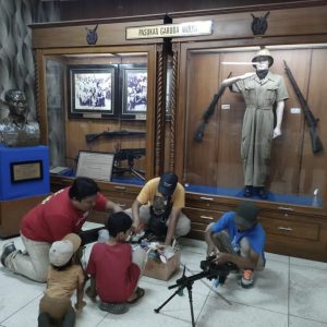 Anggota Muspusdirla Bersama Komunitas Jogja ’45 Resik-Resik Koleksi Muspusdirla