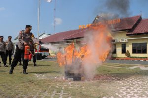 Antisipasi Kebakaran Gudang Logistik Pemilu, Polres Kebumen Latihan Menggunakan APAR