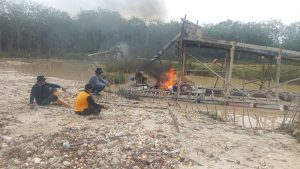 Respon Cepat Polsek Kuantan Hilir Musnahkan 10 Unit Rakit PETI