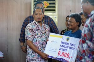 Sekretaris Daerah Kabupaten Pati Serahkan BLT Pengendalian Inflasi Tahap I