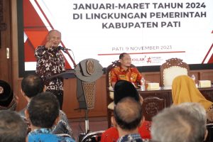 Pj Bupati Pati Serahkan SK Pensiun ASN Periode Januari-Maret 2024