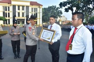 Kapolda Jambi Irjen Pol Hartono Pimpin Apel Pagi Serta Beri Arahan dan Penghargaan Kepada Personel Yang Berprestasi