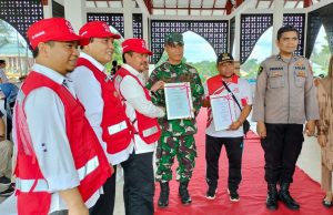 Mewakili Dandim 0420/Sarko, Kapten Inf Husnan Terima Piagam