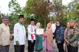 Serahkan Bantuan Kebakaran, Bupati Eka Putra Harapkan Korban Bisa Tabah