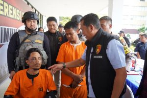 Tembak Wajah Korban dan Gasak Uang Tunai Rp742 Juta, Dua Perampok Sadis Diringkus Polisi