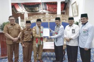 Pemkab Tanah Datar Serahkan Donasi Untuk Palestina, Eka Putra : Semoga Bantuan Ini Bermanfaat Untuk Rakyat Palestina