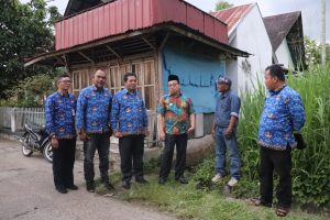 PJ Walikota Tinjau Saluran Air yang Bermasalah di Padang Tiaka