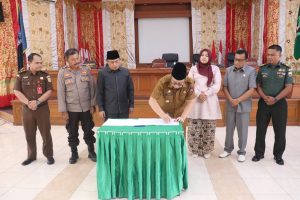 PJ Wako Payakumbuh Tandatangani Berita Acara Ranperda Retribusi dan Pajak Daerah