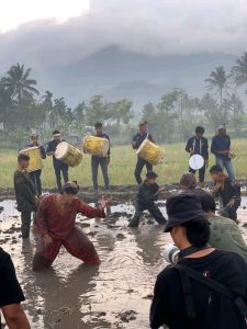 Desa Wisata Kubu Gadang Kedatangan Aktor Dion Wiyoko Dalam Program Syuting Atraksi Silek Lanyah