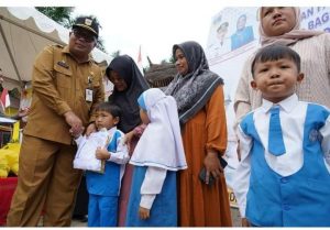 Pemkab Serahkan Seragam Gratis Untuk Siswa TK dan SMA/SMK