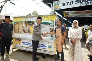 UMKM di Pujasera Muara Labuh Terima 28 Gerobak dari Pemerintah