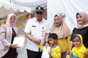 Sekdakab Dr. Syamsurizaldi Serahkan Seragam Gratis dan Beras Bantuan Pangan Di SBH
