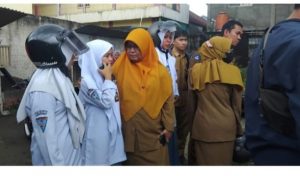 Siswi SMKN1 Bukittinggi Venika Rahma Kuatkan Hati Sang Ibu dan Adiknya Paska Kebakaran