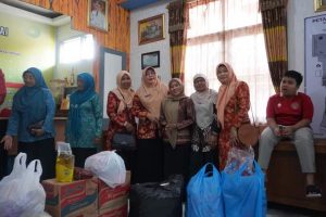 TP-PKK dan DWP Salurkan Bantuan ke Pada Korban Kebakaran Di Pasar Kuliner