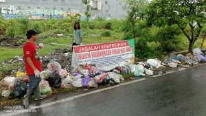 Dampak Penutupan TPA Piyungan, Team Saber Sampah Kalurahan Tirtonirmolo Evakuasi Sampah Pinggir Jalan