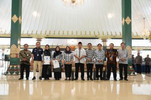 Bupati Sleman Serahkan SK PNS Calon Purna Tugas