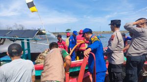 Kasat Pol Airud AKP HUDA SEIFI SH Bersama ABK Padamkan Kebakaran Kapal Compreng Saat Sedang Bersandar, Kerugian Capai Ratusan Juta