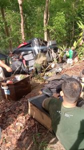 Mobil Elf Terperosok di Jurang Cinomati, Tiga Belas Penumpang Alami Luka