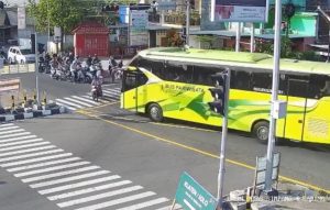 Diduga Terobos Lampu Merah Bus Tabrak Pemotor di Perempatan Gading