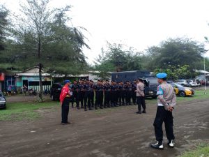 Bersama Polres Kebumen, Siswa SPN Polda Jateng Bersih-Bersih Pantai Mliwis