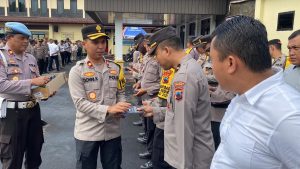 Polres Purbalingga Bagikan Buku Saku Pedoman Netralitas Polri pada Pemilu 2024