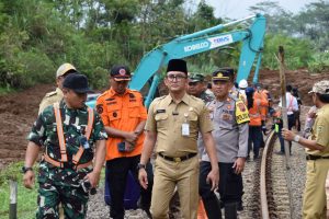 Tanah Longsor di Lintas Karanggandul-Karangsari Perjalanan KA Dialihkan Memutar