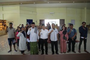 Asisten Perekonomian dan Pembangunan Serahkan Buku Tabungan Dana Pinjaman Bergulir