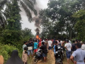 Massa Bakar Mobil Diduga Pelaku Pencurian Hewan Ternak