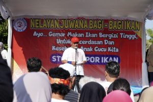 Nelayan Bagi-Bagi 120 Ton Ikan Di Alun-Alun Pati