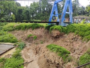 Pj Bupati Merangin Tinjau Jembatan Pamenang Induk Hampir Amruk Akibat Banjir