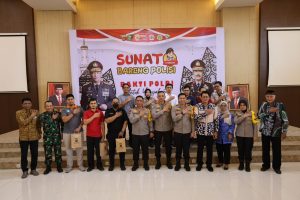Mengejutkan, Peserta Sunatan Bareng Polisi Ada Yang Usia 47 Tahun Dan Termuda 6 Bulan