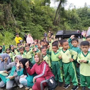 Mempererat Tali Silahturahmi Antara Guru dan Murid Adakan Momen Makan Bersama di Pinggiran Sungai