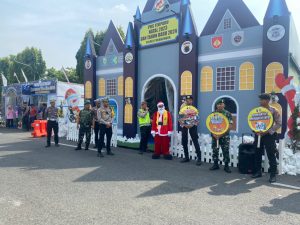 Aksi Simpatik di Hari Natal, Polres Purbalingga Hadirkan Sinterklas Bagikan Hadiah