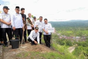 Bupati Pasaman Sabar As Tanam Pohon di Benteng Tuanku imam Bonjol ,Di Bukit Tajadi