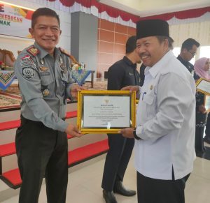 PEMKAB AGAM APRESIASI BAPAS BUKITTINGGI DENGAN PENGHARGAAN