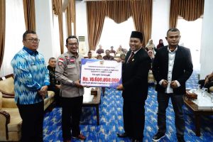Bupati Eka Putra Serahkan Dana Hibah Pilkada Serentak Tahun 2024 Kepada KPU Dan Bawaslu Tanah Datar