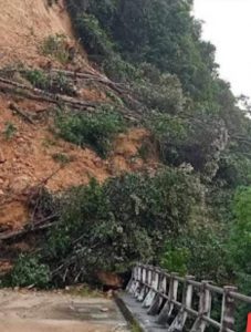 Jalan Penghubung Kecamatan Muara Siau Merangin Jambi Lumpuh Total Akibat Longsor