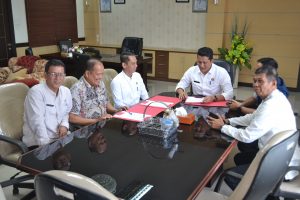 Pemkab Padang Pariaman serahkan Dana Hibah Pilkada Tahap I