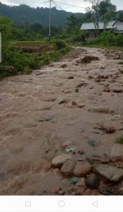 Jalan Utama Masyarakat kalampayan timbalun Loh rusak parah Mengakibatkan daerah Tersebut Nyaris terisolir
