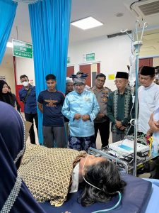 Besuk Korban Tersambar Petir, Bupati Eka Putra Himbau Masyarakat selalu Berhati-hati