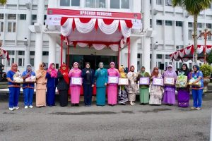 GOW Menyerahkan Hadiah Bergai Macam Lomba Pada Hari Ibu