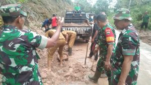 Goro Bersama Masyarakat,Kodim Pasaman Bersihkan Tanah Longsor Di Koto Tangah