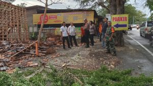 Satu Bangunan Roboh Akibat Angin Kencang Guncang Wonosari
