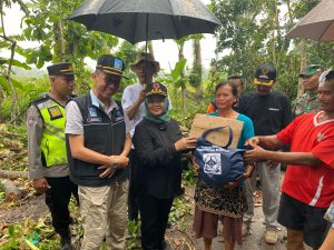 Bupati Sleman Serahkan Dukungan Bantuan Logistik Kepada Korban Angin Kencang