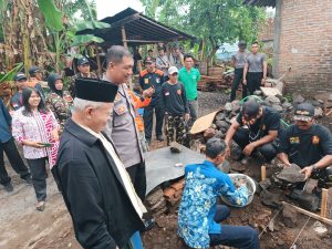 Bentuk Peduli Sesama STAK Yogyakarta Bedah Rumah Warga Kalasan