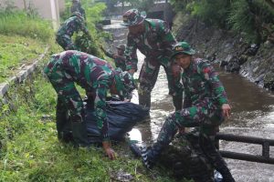 Antisipasi Banjir Dan Jaga Kesehatan Lingkungan, Yonif 406/Candra Kusuma Gelar Karya Bakti